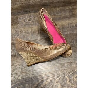Lilly Pulitzer Resort Chic Wedge Pumps Gold Embossed Peep Toe Size 8